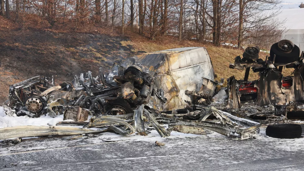 Slovenska Bistrica - Avtocesta - Promet - Prometne nesreče - Nesreča cisterne in kombija na avtocesti - zagorela cisterna in kombi - gasilci - Gasilci - Nesreče - Avtor: Sa&scaron;o Bizjak