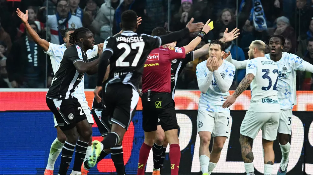 Soccer Football - Serie A - Udinese v Inter Milan - Bluenergy Stadium, Udine, Italy - January 17, 2026 Inter Milan and Udinese players react towards referee Marco Di Bello REUTERS/Jennifer Lorenzini