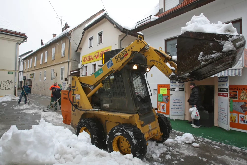 Ljubljanske ceste in razsvetljava &scaron;e pod zasebniki. Bi zanje bolje skrbelo javno podjetje?