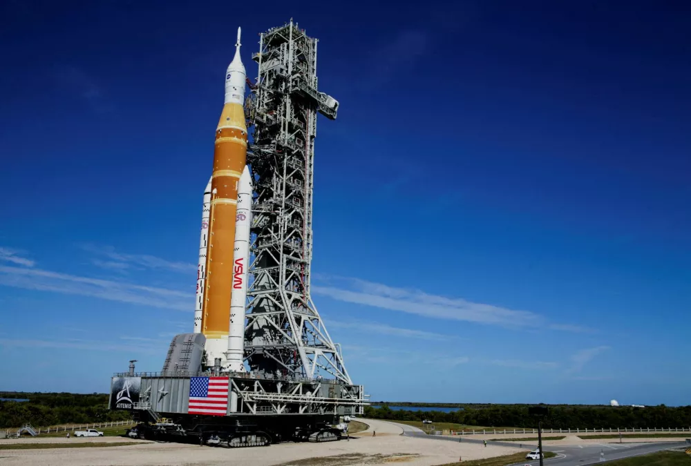 NASA's next-generation moon rocket, the Space Launch System (SLS) rocket with the Orion crew capsule, rolls to the launch pad at the Kennedy Space Center in Cape Canaveral, Florida, U.S. January 17, 2026. Launch around the moon and back is scheduled for February 6, 2026. REUTERS/Joe Skipper   TPX IMAGES OF THE DAY / Foto: Joe Skipper