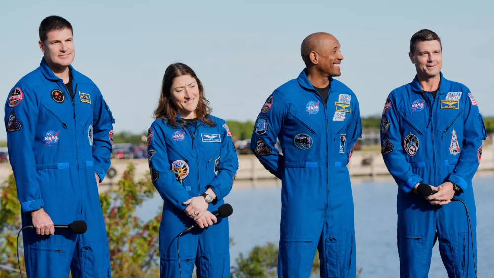 The crew of the new NASA moon rocket, Artemis II, take part in a news conference, from left, Canadian Space Agency astronaut Jeremy Hansen, mission specialist, Christina Koch, pilot Victor Glover and commander Reid Wiseman at the Kennedy Space Center, Saturday, Jan. 17, 2026, in Cape Canaveral, Fla. (AP Photo/John Raoux) / Foto: John Raoux