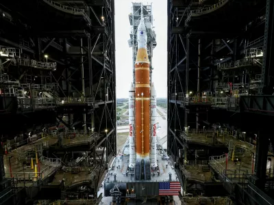 NASA's next-generation moon rocket, the Space Launch System (SLS) rocket with the Orion crew capsule, rolls from the Vehicle Assembly Building to the launch pad at the Kennedy Space Center in Cape Canaveral, Florida, U.S. January 17, 2026. Launch around the moon and back is scheduled for February 6, 2026. REUTERS/Joe Skipper / Foto: Joe Skipper