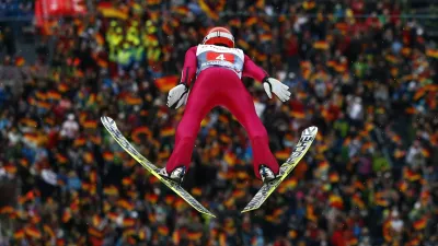 Germany's Richard Freitag soars through the air during the trial round for the first jump of the 61st four-hills ski jumping tournament in Oberstdorf, southern Germany, December 30, 2012. The prestigious four-hills tournament starts in Oberstdorf and will end in Bischofshofen on January 6. REUTERS/Kai Pfaffenbach (GERMANY - Tags: SPORT SKIING) / Foto: Kai Pfaffenbach