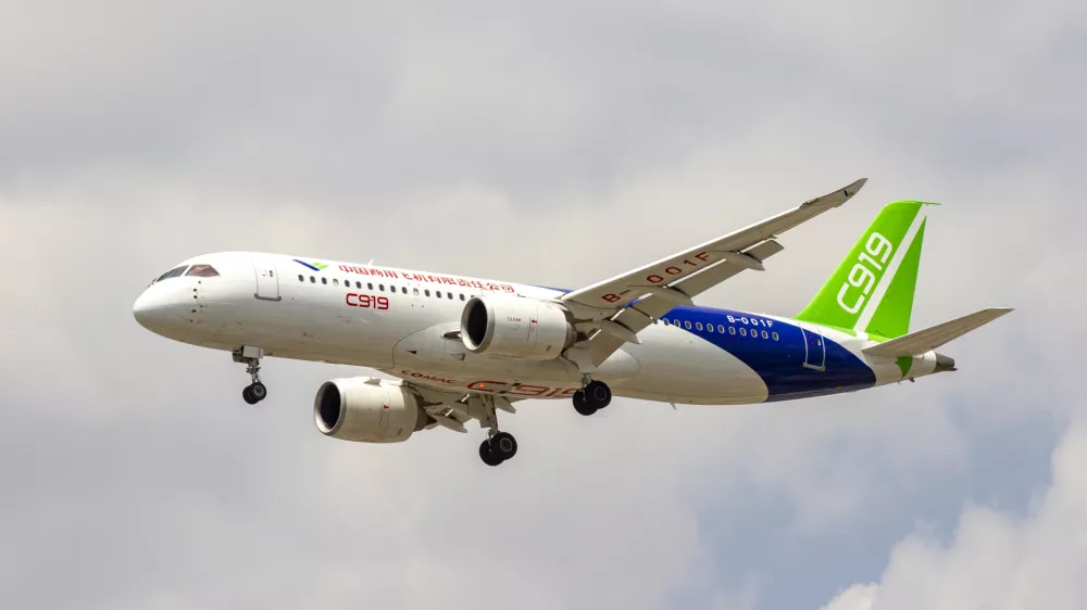 Kitajsko letalo že leti, vendar nima dovoljenja za pot po Evropi. / Foto: Istock