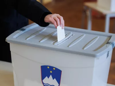 Radomlje, volisce v Kulturnem domu Radomlje.Zakonodajni referendum o zakonu o pomoci pri prostovoljnem koncanju zivljenja.