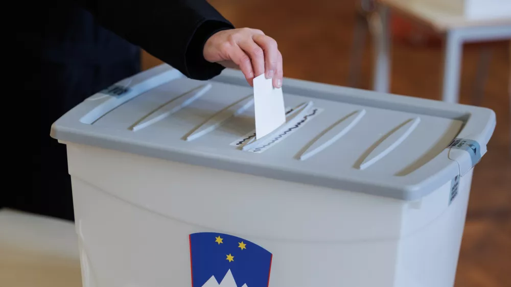 Radomlje, volisce v Kulturnem domu Radomlje.Zakonodajni referendum o zakonu o pomoci pri prostovoljnem koncanju zivljenja.