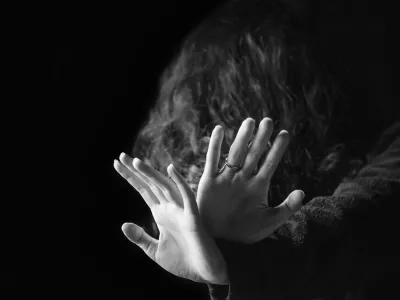 Zamisel se je porodila v Južni Afriki, kjer je nasilje nad ženskami zelo pogosto.