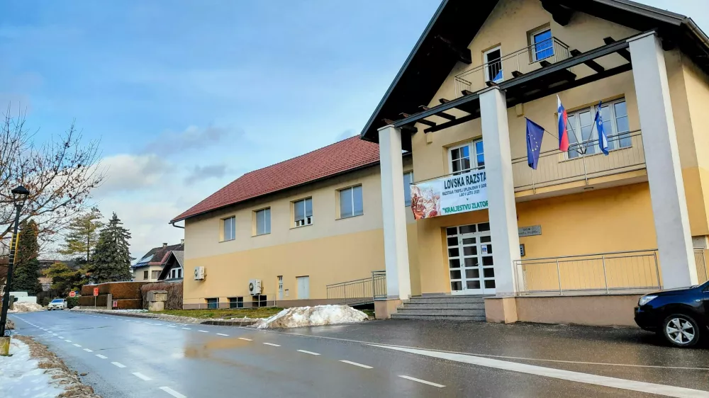 Lovci opozarjajo na nedopustna nočna lomastenja v gozdu