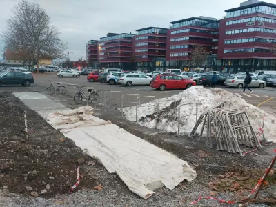 Trenutno so uspeli namestili 14 stojal, &scaron;e 13 jih čaka. Foto: Miha Pav&scaron;ek