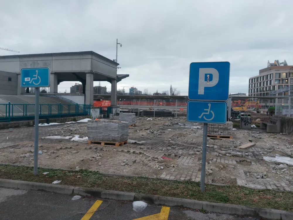 Nadstre&scaron;nico kolesarnice so že odstranili,Foto: Miha Pav&scaron;ek