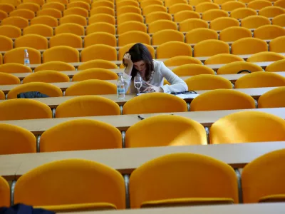 - simbolična fotografija 2016 - &scaron;olstvo - &scaron;tudij - dijaki in &scaron;tudenti - &scaron;tudijski programi - izobraževanje - predavalnica - zagovor diplome //FOTO: Tomaž Skale / Foto: Tomaž Skale