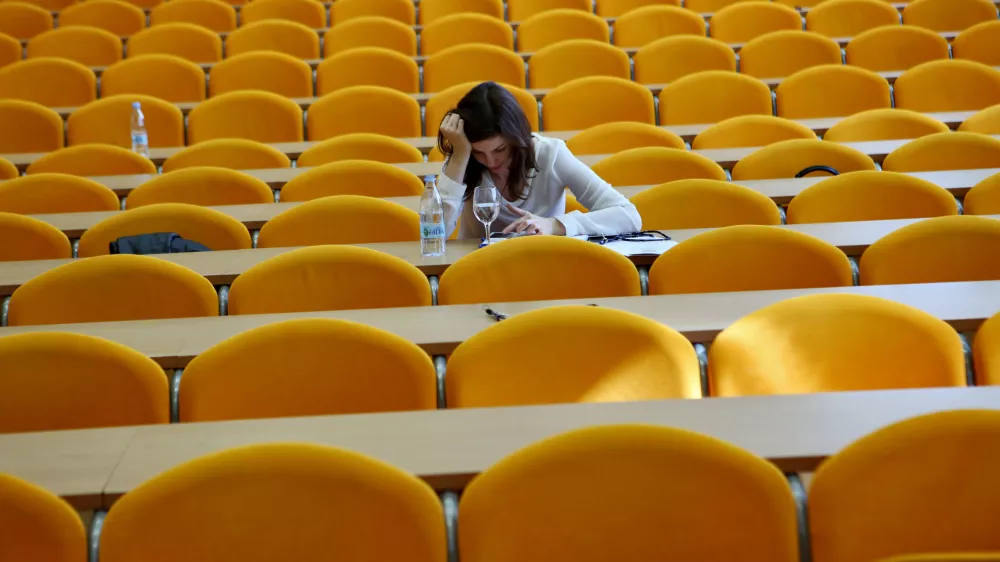 - simbolična fotografija 2016 - &scaron;olstvo - &scaron;tudij - dijaki in &scaron;tudenti - &scaron;tudijski programi - izobraževanje - predavalnica - zagovor diplome //FOTO: Tomaž Skale / Foto: Tomaž Skale