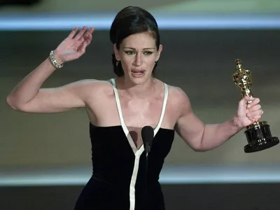 Actress Julia Roberts holds her Oscar for Best Actress for her role in "Erin Brokovich" at the 73rd Annual Academy Awards at the Shrine Auditorium in Los Angeles 25 March, 2001. AFP PHOTO Timothy A. CLARY/mn,Image: 69072366, License: Rights-managed, Restrictions:, Model Release: no