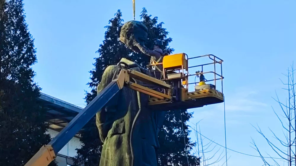 Velenje, Titov trg.Velenjska obcina je danes obnovila Titov spomenik.