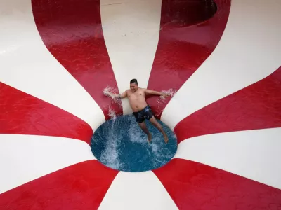 A man tumbles down a water slide in a public pool in the Puente Piedra district outside of Lima, Peru, Sunday, Jan. 18, 2026. (AP Photo/Martin Mejia) / Foto: Martin Mejia