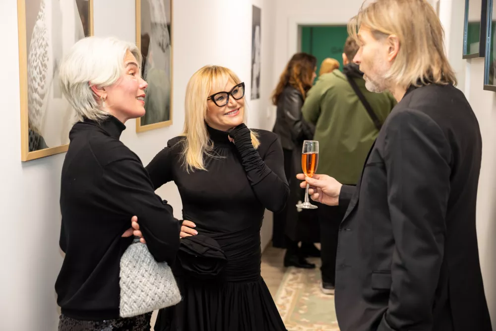 predstavitve ateljeja so si med drugim pri&scaron;li ugledat tako pevka Nu&scaron;a Derenda, Chantal pa je spremljal mož, Miha Gu&scaron;tin &ndash; znan kot Gu&scaron;ti. F arhiv GACHO COUTURE PRIV&Eacute;