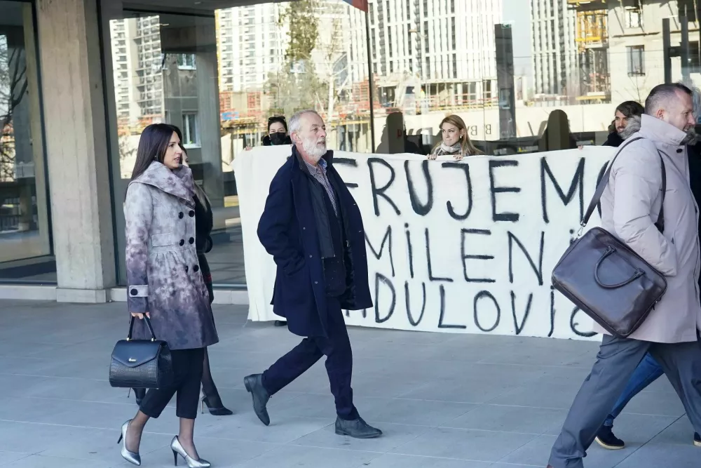 Priznan srbski učitelj igre, lastnik in vodja beograjske igralske &scaron;ole Stvar srca Miroslav Mika Aleksić se na sodi&scaron;ču brani obtožb posilstva in drugih spolnih napadov. 