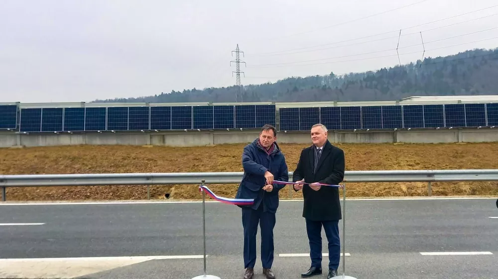 DARS je ob pocivaliscu Smarje Sap zahod danes odprl prvo fotonapetostno elektrarno na protihrupni ograji.Predsednik uprave DARS Andrej Ribic in minister za okolje, podnebje in energijo Bojan Kumer.