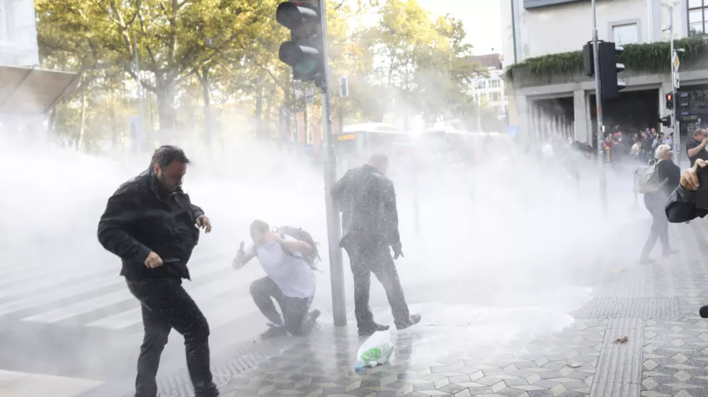 - Slovenska cesta - policija je uporabila vodni top - - 05.10.2021- protestni shod v Ljubljani - protest nasprotnikov uvajanja covid ukrepov PCT (preboleli, cepljeni, testirani) - vlada je prvič v zgodovini samostojne Slovenije aktivirala 9. člen Zakona o nalogah in pooblastilih policije, da zaradi velike verjetnosti huj&scaron;ih kr&scaron;itev javnega reda pred vrhom EU-Zahodni Balkan za dva dni omeji oz. prepove gibanje v Ljubljani, na Bledu in v okolici Brda pri Kranju/FOTO: Jaka Gasar