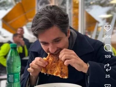  Minister za delo Luka Mesec z burekom in radensko