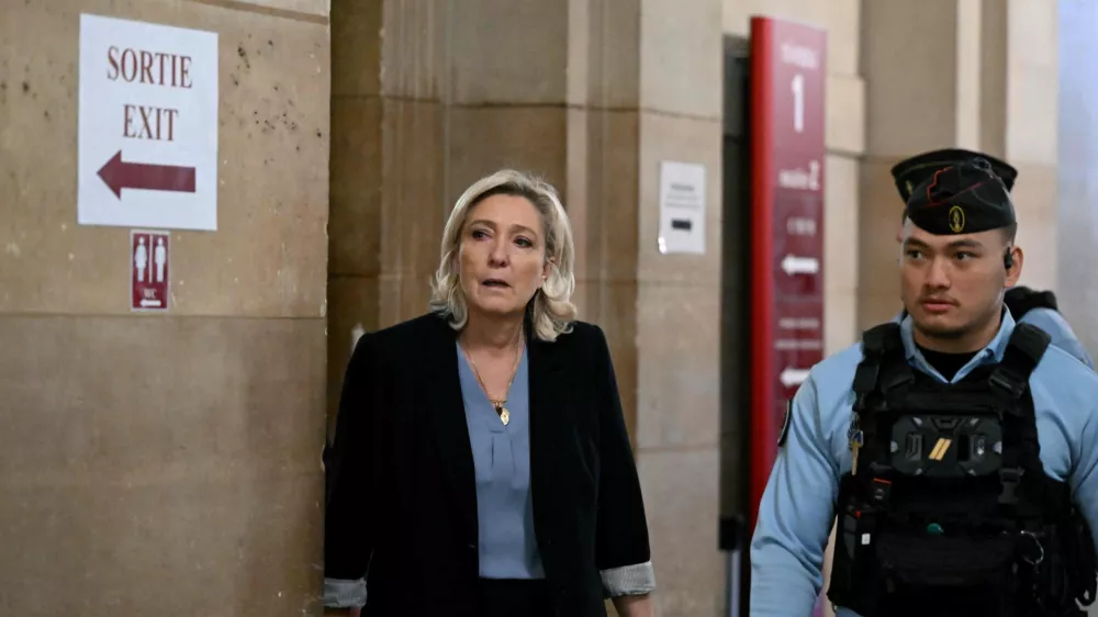 20 January 2026, France, Paris: Marine Le Pen, President of the parliamentary group of the French far-right Rassemblement National party, leaves the courtroom during a break in the appeal trial of Rassemblement National parliamentary assistants on suspicion of embezzling European public funds at the Paris courthouse. Photo: Bertrand Guay/AFP/dpa
