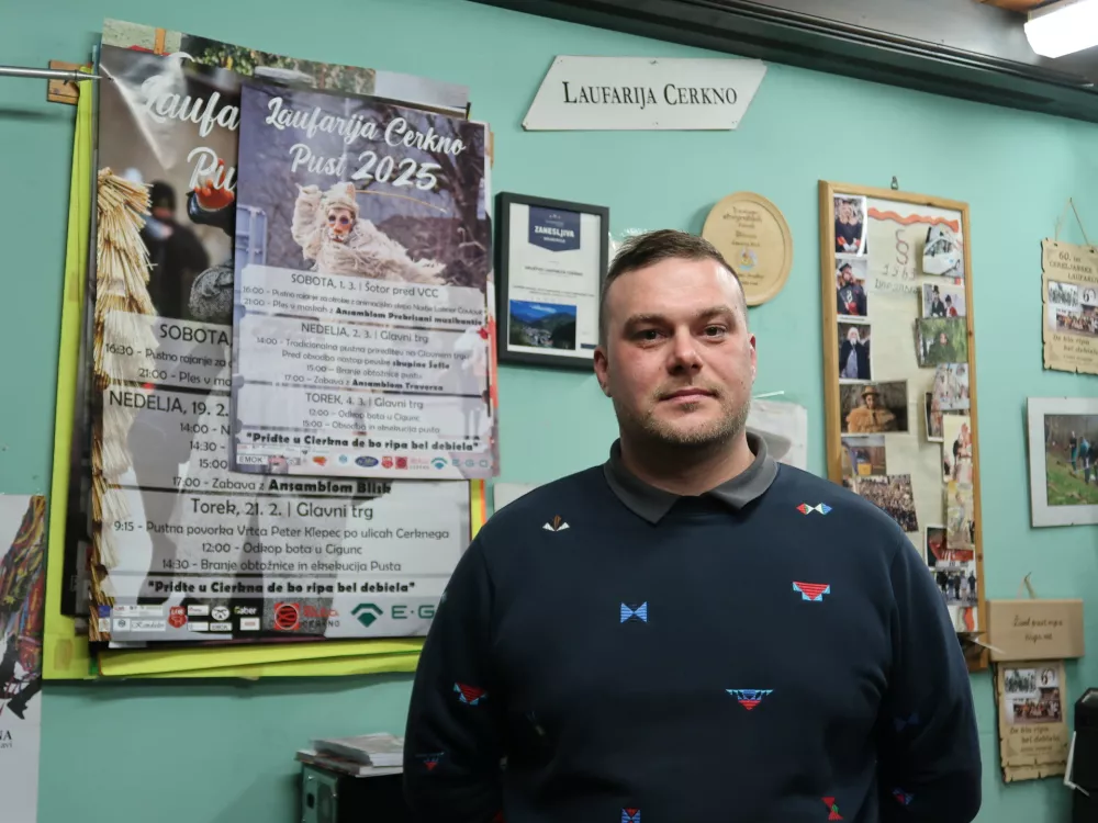 Laufarija Cerkno. Laufarkomanda, priprave napustovanje, laufarji, 70-obletnica ponovne oživitve &scaron;ege, pustne &scaron;ege, Cerkljanska, Tomaž Lahajnar, predsednik dru&scaron;tva Laufarija Cerkno / Foto: Nata&scaron;a Bucik Ozebek