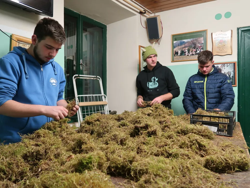 Laufarija Cerkno. Laufarkomanda, priprave napustovanje, laufarji, 70-obletnica ponovne oživitve &scaron;ege, pustne &scaron;ege, Cerkljanska, izdelovanje pusta / Foto: Nata&scaron;a Bucik Ozebek