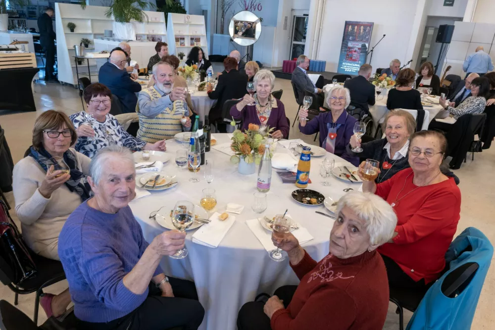 Takole veselo in živahno so člani dru&scaron;tva srčnih bolnikov s spodbujevalnikom - Utrip praznovali &scaron;tiridesetletnico. / Foto: Arhiv Dru&scaron;tva
