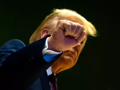 U.S. President Donald Trump gestures as he climbs a staircase after a signing ceremony of his Board of Peace initiative at the Annual Meeting of the World Economic Forum in Davos, Switzerland, Thursday, Jan. 22, 2026. (Laurent Gillieron/Keystone via AP) / Foto: Laurent Gillieron