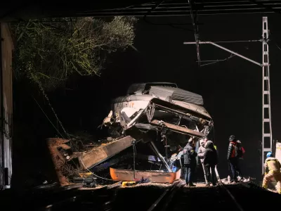 Emergency crews respond after a commuter train derailed when a retaining wall collapsed onto the tracks in Gelida, near Barcelona, Spain, Tuesday, Jan. 20, 2026. (AP Photo/Joan Mateu Parra)