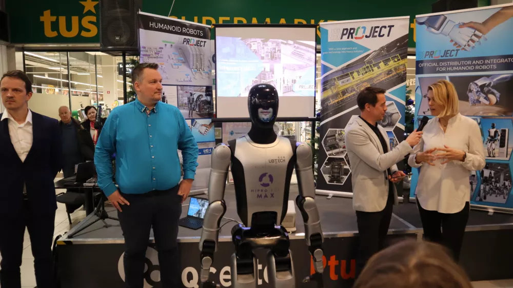 Ptuj, Qcenter.Javna predstavitev humanoidnega robota Maxa. 