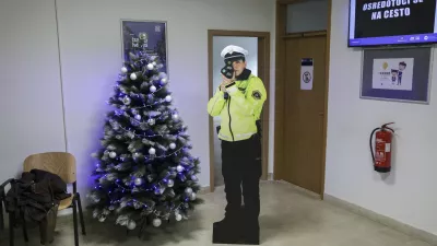 - silhueta policistka in radar - 15.01.2024 - Agencija za varnost prometa - izjava za medije ob začetku prve nacionalne preventivne akcije osredotoči se na cesto in predaja silhuet policistke z radarjem; //FOTO: Jaka Gasar