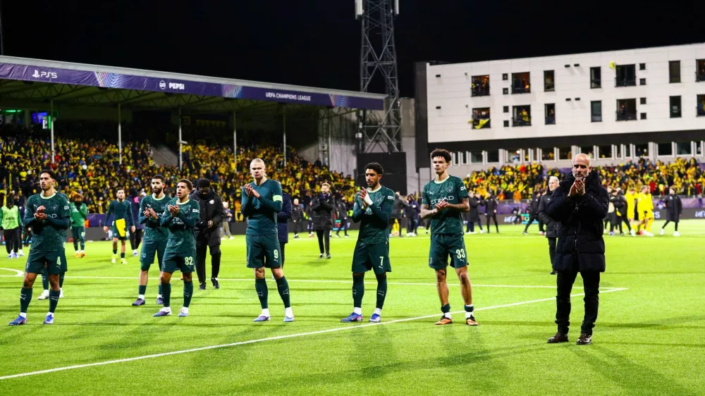 Soccer Football - UEFA Champions League - Bodo/Glimt v Manchester City - Aspmyra Stadion, Bodo, Norway - January 20, 2026 Manchester City's Pep Guardiola and his players applaud fans after the match Fredrik Varfjell/NTB via REUTERS  ATTENTION EDITORS - THIS IMAGE WAS PROVIDED BY A THIRD PARTY. NORWAY OUT. NO COMMERCIAL OR EDITORIAL SALES IN NORWAY.
