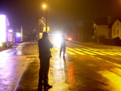 - policist - javna uprava - kazenska politika- 19.01.2015 - Ttrža&scaron;ka cesta pri Dolgem mostu - Policija - nadzor prometa - policijska prometna patrulja - poostrena kontrola cestnega prometa v nočnih urah - //FOTO: Bojan Velikonja