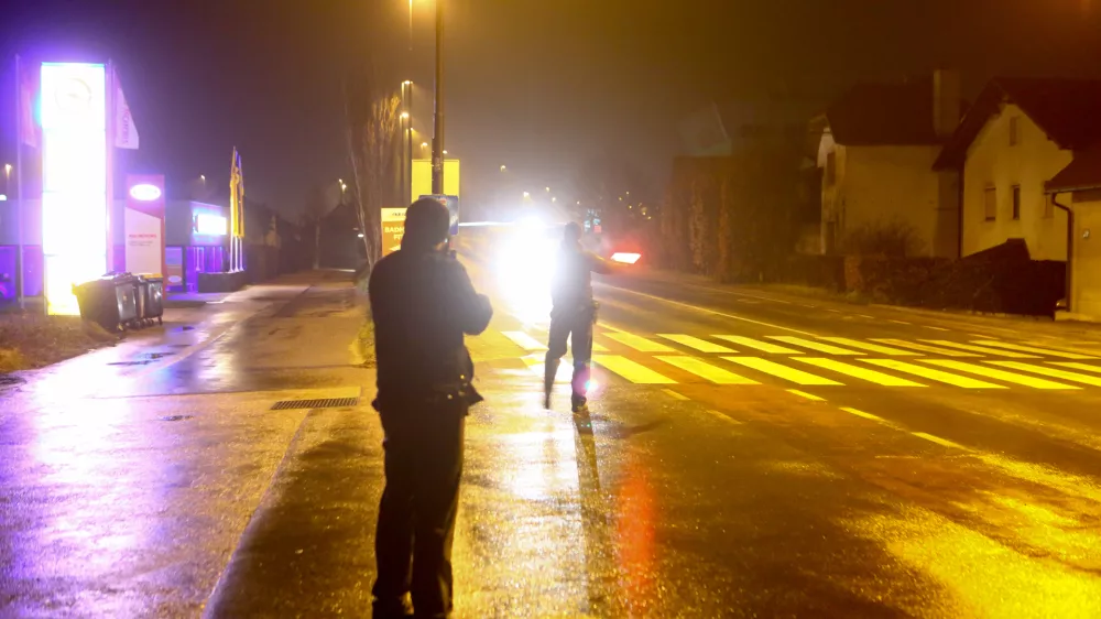 - policist - javna uprava - kazenska politika- 19.01.2015 - Ttrža&scaron;ka cesta pri Dolgem mostu - Policija - nadzor prometa - policijska prometna patrulja - poostrena kontrola cestnega prometa v nočnih urah - //FOTO: Bojan Velikonja