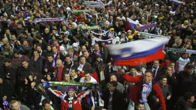 slovenski navijači- nogomet&nbsp; - Slovenija: Rusija, dodatne kvalifikacije za SP 2010 - povratna tekma v Mariboru- Slovenska nogometna reprezentanca je premagala Rusijo z 1:0 (1:0) in se drugič v zgodovini uvrstila na mundial.//FOTO: Jaka AdamičOPOMBA:&nbsp; ZA OBJAVO&nbsp; V&nbsp; ČASOPISU DNEVNIK