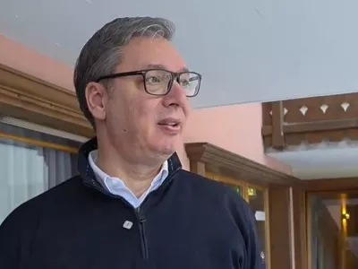 Vučić na terasi, ki je za njegov okus majhna.&nbsp;/ Foto: zajem zaslona X