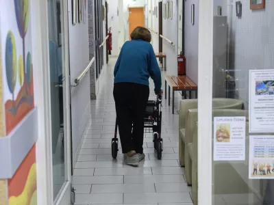 - 05.12.2025 - Robert Golob je obiskal Dom Starej&scaron;ih Občanov &Scaron;i&scaron;ka- starost, starostniki, dolgotrajna oskrba//FOTO: Jaka Gasar