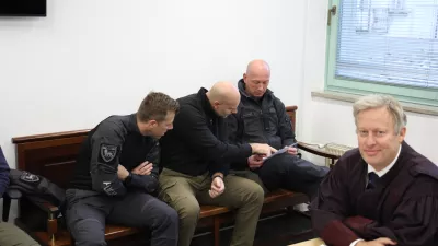 Nobeden od policistov obtožbenih očitkov ni priznal. Na sliki (z leve): Rok Jerman, Gregor Sukovič in Vojko Mlakar ter odvetnik Uroš Miklič. F Večer