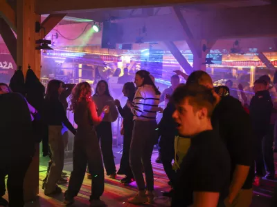 Na dogodku v Tivoliju so mladim ponujali alkohol