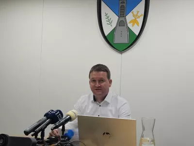 Župan Železnikov ostaja prilepljen na dva stolčka