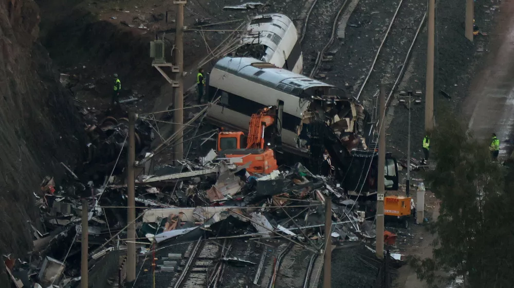 A crane participates in removal works following the deadly derailment of two high-speed trains near Adamuz, in Cordoba, Spain, January 22, 2026. REUTERS/Susana Vera