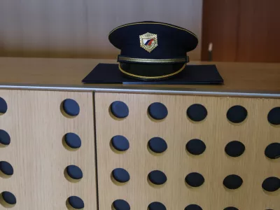 - simbolična fotografija - policijska uniforma - kapa - 27.06.2016 - POLICIJA - Dan Policije - Osrednja prireditev ob dnevu slovenske policije v spomin na organiziran in profesionalen upor agresorju na ozemlju Republike Slovenije ter v spomin na dogodek leta 1991, ko so se policisti spopadli z Jugoslovansko ljudsko armado na mejnem prehodu Holmec,  //FOTO: Luka Cjuha