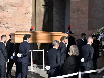 23 January 2026, Italy, Rome: The coffin of fashion designer Valentino Garavani carried to the church during the funeral. Photo: Maria Laura Antonelli/AGF via ZUMA Press/dpa
