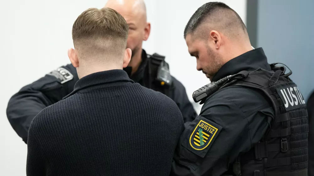 23 January 2026, Saxony, Dresden: A defendant in the trial against a total of eight alleged militant neo-Nazis arrives at the Higher Regional Court. Photo: Sebastian Kahnert/dpa