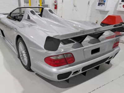 Lastnik 13 milijinov dolarjev vrednega vozila Mercedes CLK-GTR, naj bi bil Ryan James Wedding.&nbsp; Foto: FBI via AP