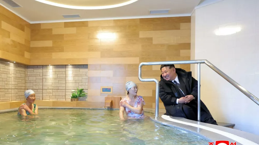 Kim Jong Un med preverjanjem stanja bazena in zadovoljstva kopalcev. Foto: Profimedia
