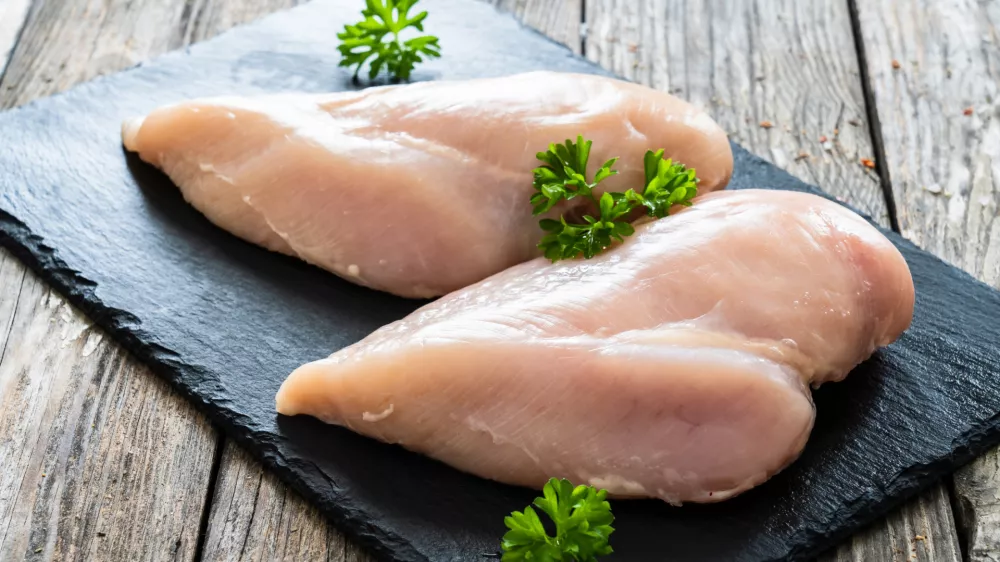 Preden meso pripravimo do konca, ga potopimo v slano vodo. / Foto: Istock