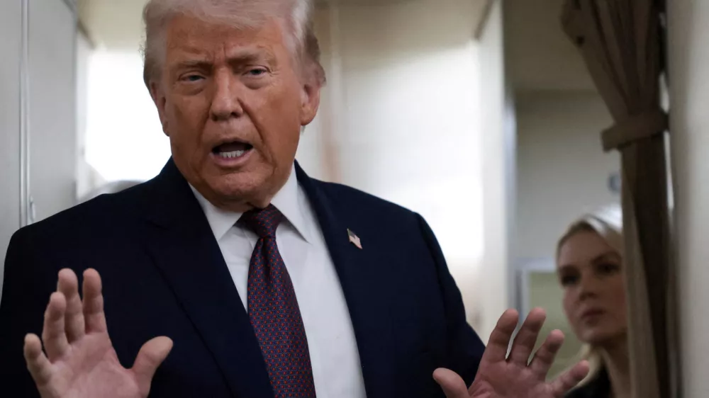 FILE PHOTO: U.S. President Donald Trump speaks to reporters over the North Atlantic as he returns to Washington from the World Economic Forum in Davos, Switzerland, aboard Air Force One, U.S., January 22, 2026. REUTERS/Jonathan Ernst/File Photo