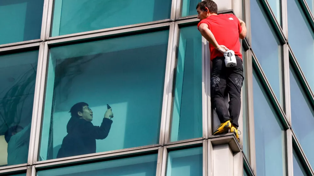 Climber Alex Honnold interacts with onlookers free soloing Taipei 101 Skyscraper in Taipei, Taiwan, January 25, 2026 REUTERS/Ann Wang
